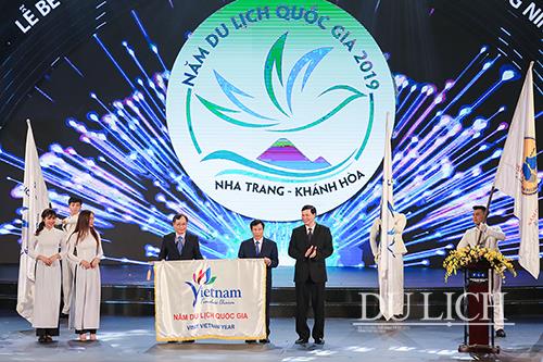  Bộ trưởng Nguyễn Ngọc Thiện trao cờ đăng cai tổ chức Năm Du lịch quốc gia 2019 cho tỉnh Khánh Hòa